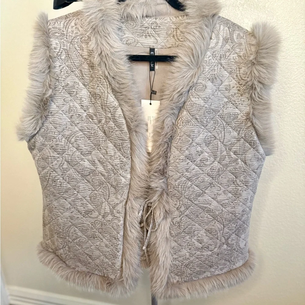 Cream Textured Vest with Faux Fur Trim – Boutique Style - Picture 4 of 6